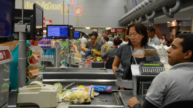 Proibição atinge o varejo alimentar de médio e grande porte, incluindo grandes redes de supermercados, atacarejos espalhados pelo estado