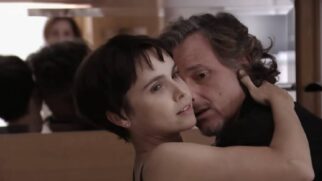 Durante a novela Avenida Brasil, Carminha (Adriana Esteves) flagrou a rival Nina (Débora Falabella) com seu amante Max (Marcello Novaes).