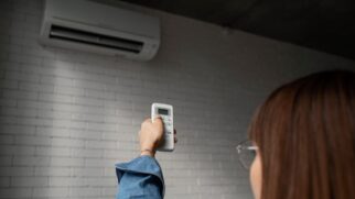 A água do ar-condicionado pode ser muito útil para as atividades domésticas. (Foto: Freepik)