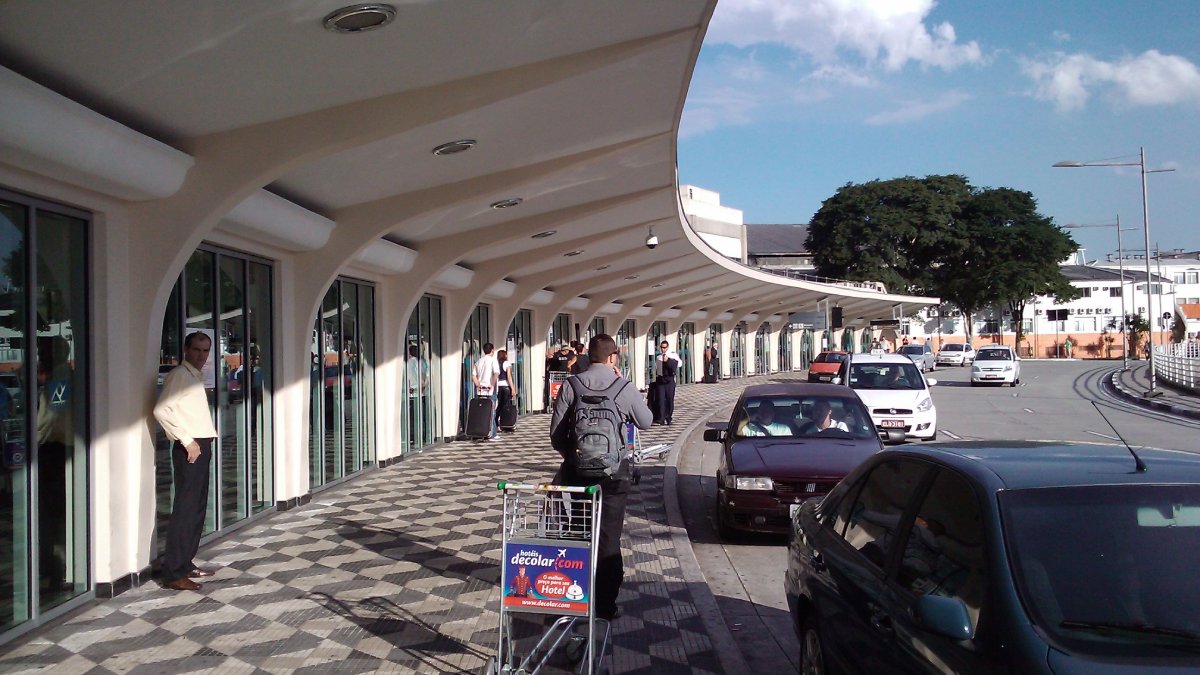 Histórias de tragédias, pista curta e área urbana transformam este aeroporto em um dos mais desafiadores para os pilotos