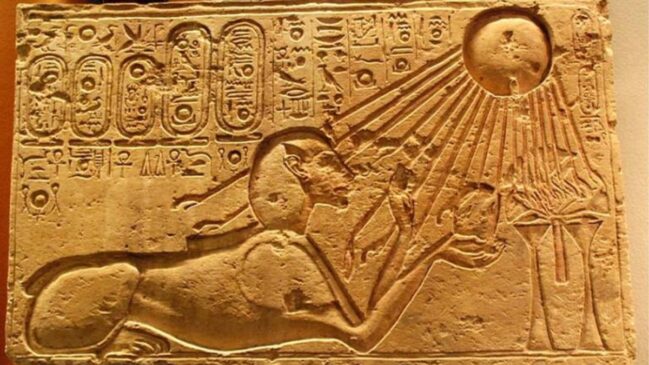 Erguida em meio ao deserto, Akhetaton foi projetada para ser o símbolo das reformas religiosas de Akhenaton. Em apenas vinte anos, porém, a cidade foi praticamente esvaziada.