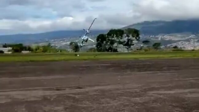 Avião capota, bate no chão e explode na sequência