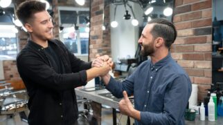 O estudo indica que a lealdade é construída rapidamente: bastam três visitas para que um cliente decida permanecer fiel.