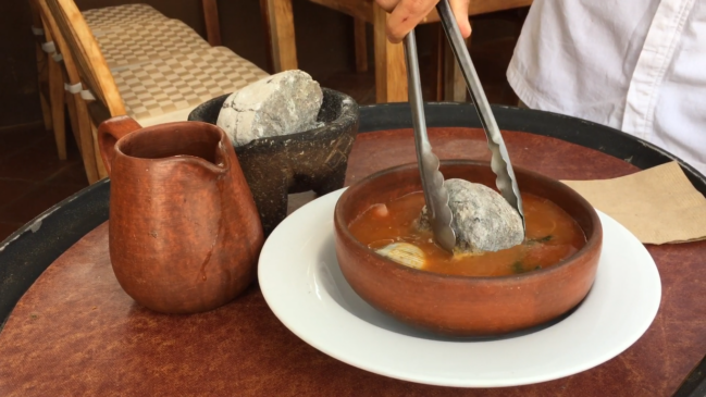 O preparo do caldo envolve técnicas ancestrais de cozimento utilizando apenas fogo e pedras