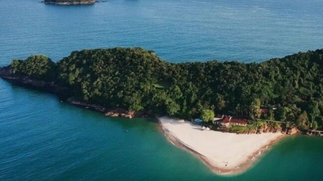O acesso à Ilha da Almada é feito por barco ou lancha, partindo da praia de mesmo nome, em Ubatuba