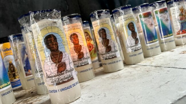Velas em reverência a Chaguinhas, santo popular sepultado no Cemitério dos Aflitos