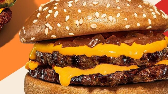 Unidades BK distribuirão o hambúrguer Cheddar Duplo para quem mostrar o boleto