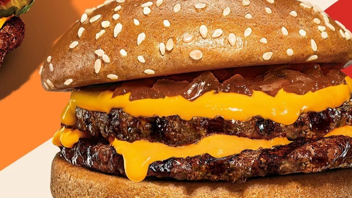 Unidades BK distribuirão o hambúrguer Cheddar Duplo para quem mostrar o boleto