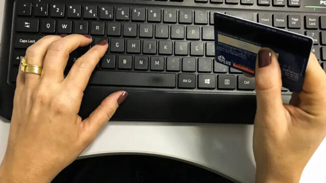 Aprenda a economizar em compras online com um simples programa