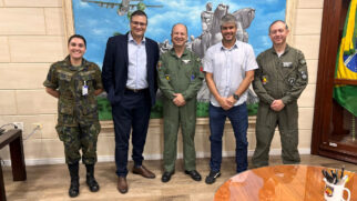 Na foto, tenente Brenda (esq.), Hiram Baroli, major-brigadeiro Pontirolli, Daniel Villaça e coronel Tiago