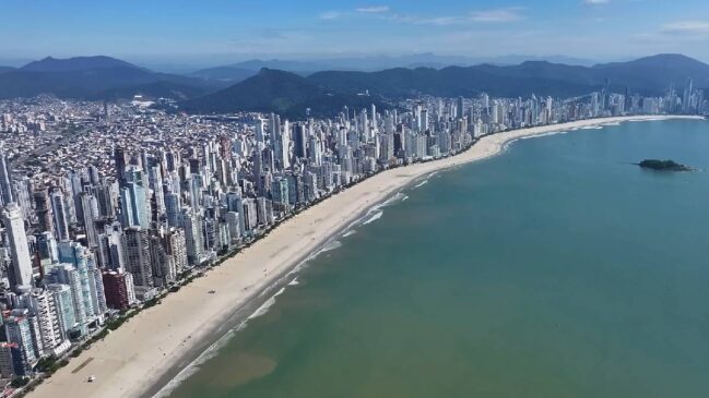 Esse município teve a faixa de areia alargada por conta dos prédios