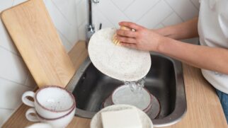 Nova tendência transforma o modo de secar a louça e deixa a cozinha mais organizada