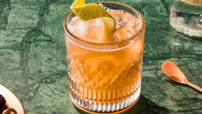 No coquetel Fitzgerald vão gin, suco de limão-siciliano, xarope de açúcar e Angostura bitter; bebida é finalizada com uma casca de limão-siciliano
