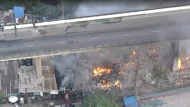 Pelo menos 12 viaturas dos bombeiros estiveram no local