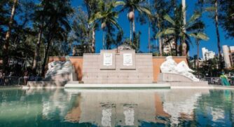 Entre sombras de árvores, água corrente e esculturas silenciosas, a fonte permanece como símbolo de amizade, memória cultural e da capacidade de São Paulo de acolher o mundo