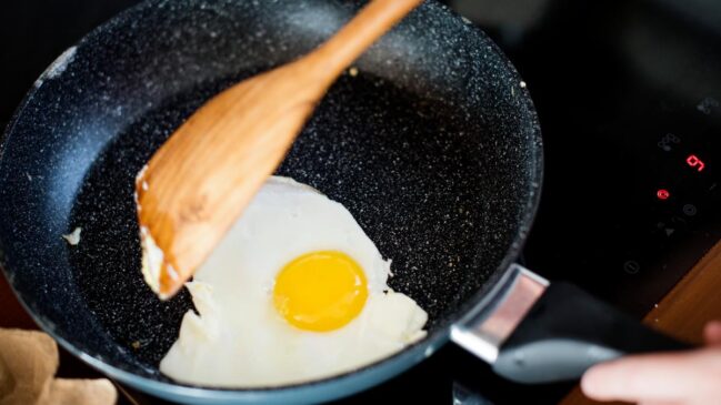 Com esata frigideira seus alimentos não vão mais grudar no fundo da panela