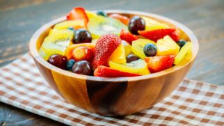Rica em fibras e antioxidantes, a fruta ajuda na firmeza da pele e no trânsito intestinal