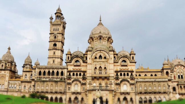 Conheça o palácio que é moradia da Família Real de Baroda e museu vivo da história indiana.