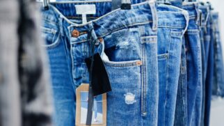 Depois de certa idade, encontrar jeans que sirvam pode demorar dias