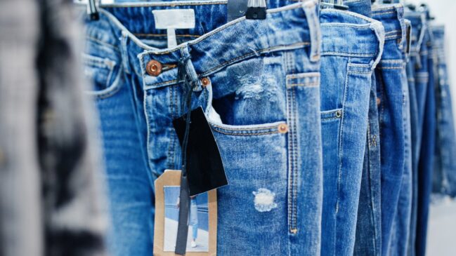 Depois de certa idade, encontrar jeans que sirvam pode demorar dias