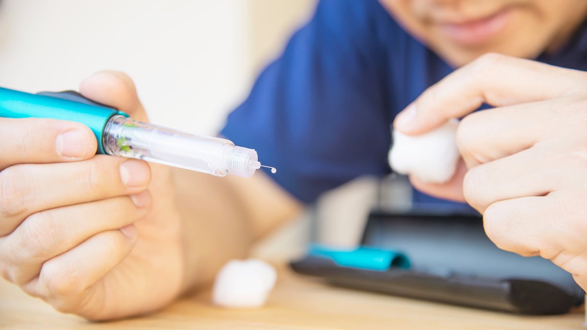 Canetas emagrecedoras como Ozempic e Mounjaro reduzem o apetite e ajudam na perda de peso, mas exigem prescrição médica