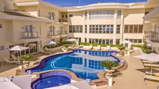 Serviço premiado, lazer completo e conforto exclusivo no melhor hotel da Praia da Enseada.