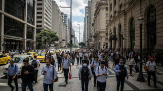 Especialistas explicam as causas, como sobrecarga de trabalho e hiperconectividade.