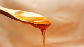 São três ingredientes simples. Um deles? Mel