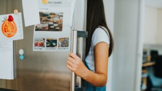Colocar ímãs na geladeira pode parecer inofensivo, mas traz consequências indesejáveis