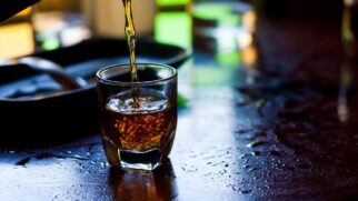 Metanol surge do processo de fermentação e destilação de bebidas alcoólicas. Imagem: Domínio Público