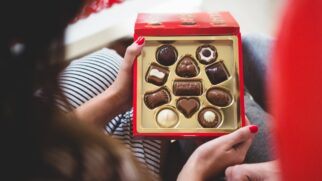 Chocolates e mais com 70% off a sacola surpresa é o segredo para economizar