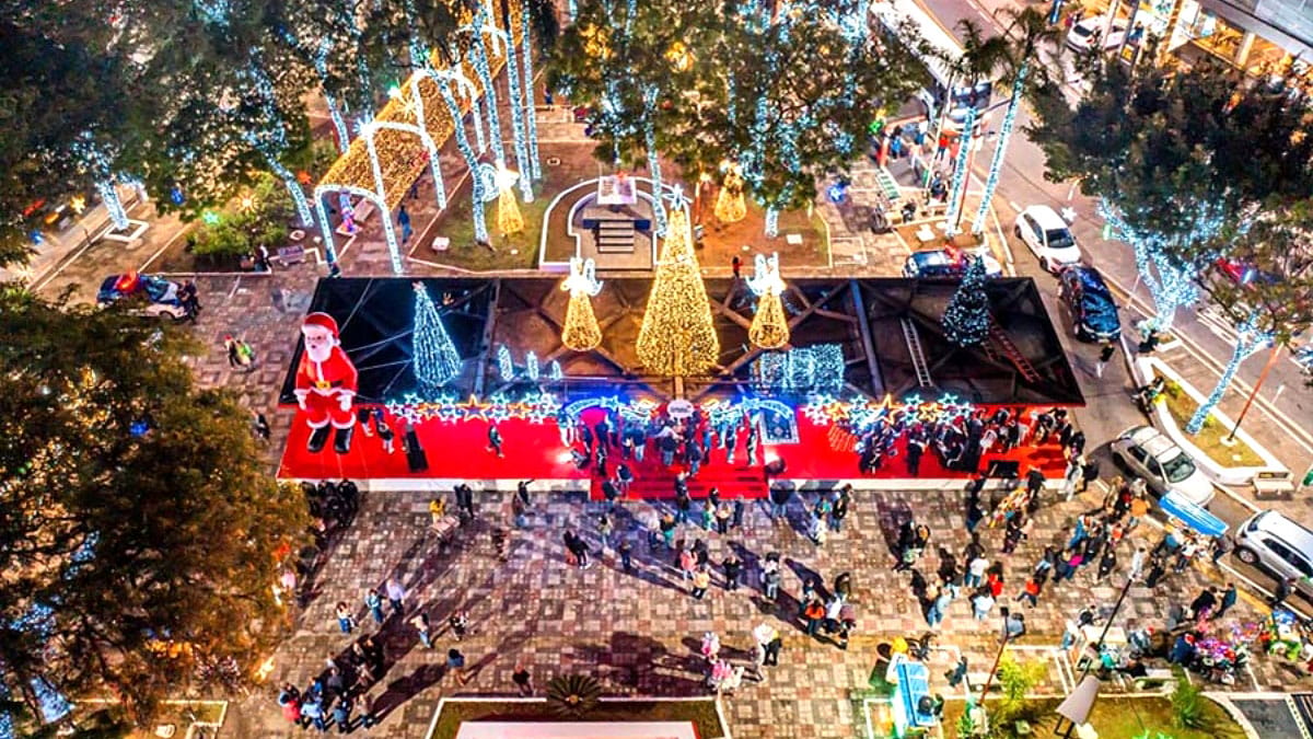 No ano passado, os moradores ficaram insatisfeitos com a falta de decoração e a ausência do papai noel.