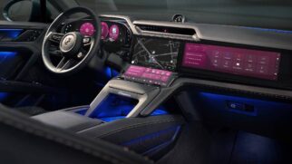 No centro, está o novo Flow Display maior tela já instalada em um carro da marca alemã