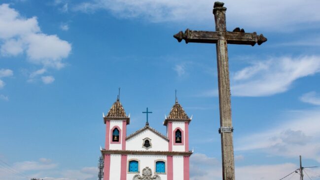 Lavras Novas preserva sua história colonial, ruas de pedra, casinhas coloridas, igrejas centenárias, e uma atmosfera de interior quase cinematográfica