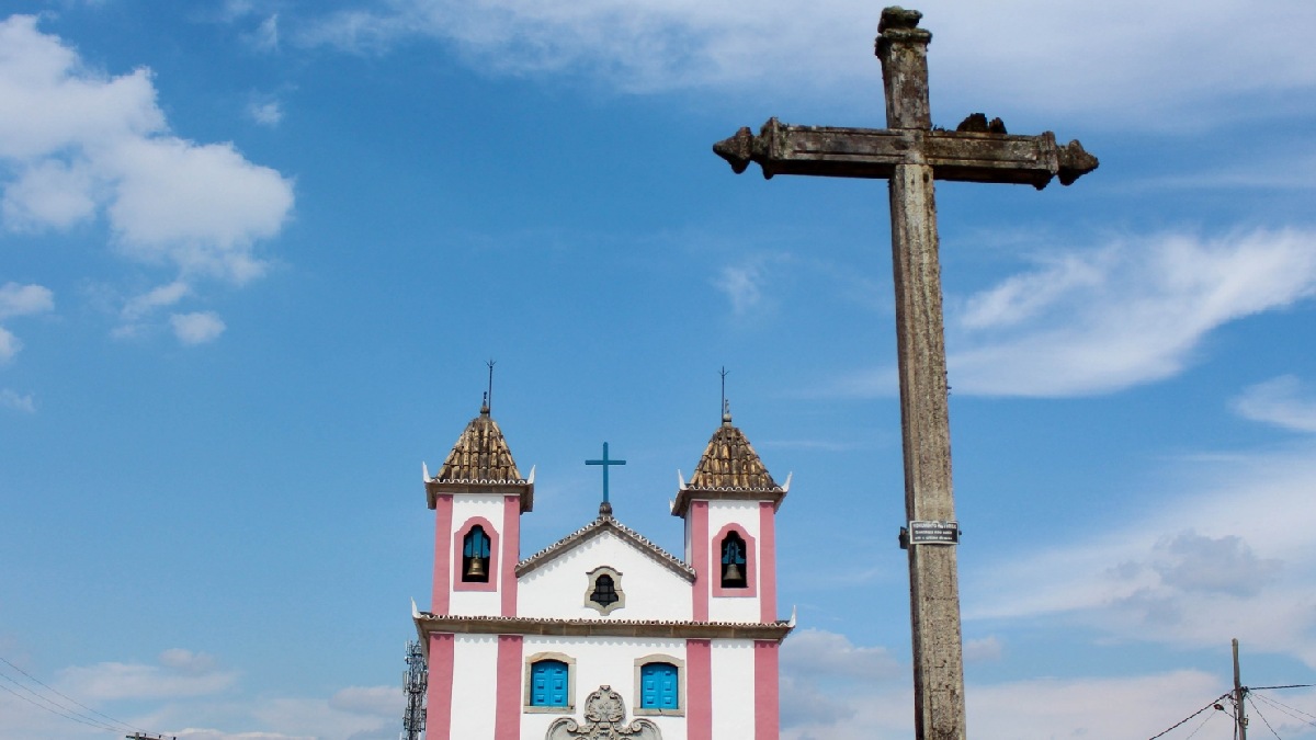 Lavras Novas preserva sua história colonial, ruas de pedra, casinhas coloridas, igrejas centenárias, e uma atmosfera de interior quase cinematográfica