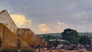 Tempestade acompanhada de rajadas de vento provocou a queda de um galpão desativado