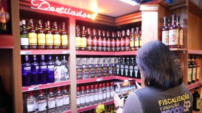 Foram encontradas 1,2 mil garrafas de cerveja contendo um líquido semelhante a cachaça, com rótulos adulterados