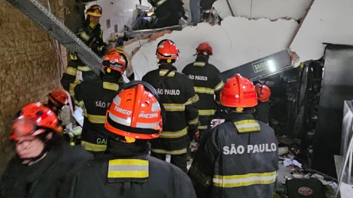 Cerca de 40 bombeiros e 10 viaturas, além de equipes da Polícia Civil, Polícia Militar, Defesa Civil e do Serviço de Atendimento Móvel de Urgência (Samu) atuaram na ocorrência. Fotos: Reprodução/Corpo de Bombeiros