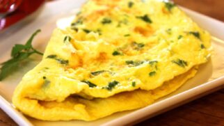 Experimente começar o dia com um omelete