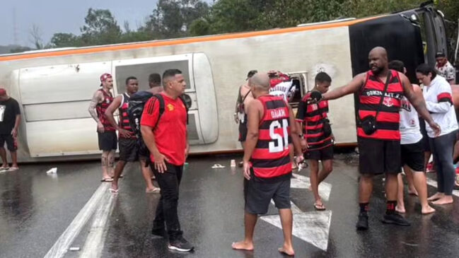 Câmera de monitoramento registrou o exato momento em que o ônibus tomba na altura do km 282, na pista sentido São Paulo
