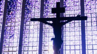 Segundo a tradição cristã, Jesus foi crucificado entre dois ladrões