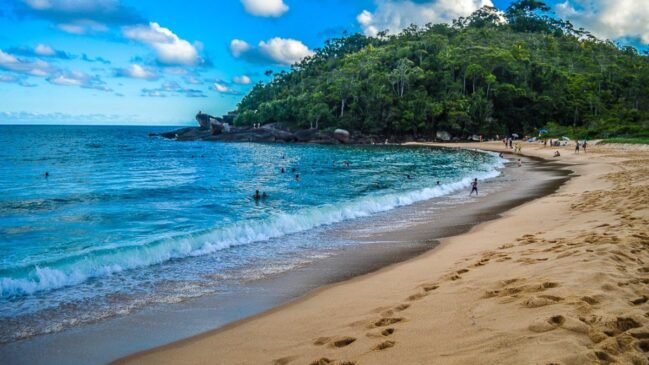 Entre os destinos paulistas, Ubatuba é a opção mais econômica