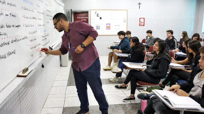 Etec abre processo seletivo para professores com salário por hora