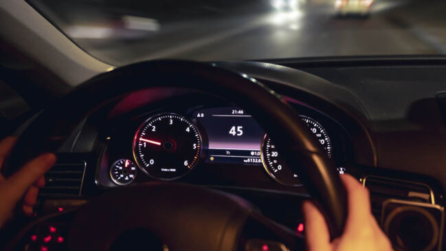 Análises de engenharia automotiva mostram que o gasto de combustível está mais relacionado ao esforço exigido do motor do que ao tempo total da viagem