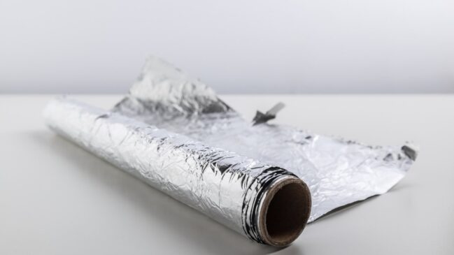 Os lados do papel alumínio são diferentes devido ao processo de fabricação