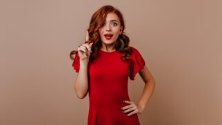 O vermelho é uma das cores mais ligadas ao poder pessoal e à autoconfiança. Em estudos de comportamento, ela simboliza paixão, força e determinação.