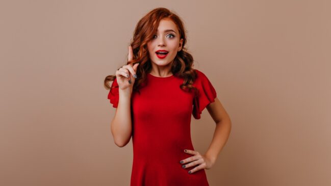 O vermelho é uma das cores mais ligadas ao poder pessoal e à autoconfiança. Em estudos de comportamento, ela simboliza paixão, força e determinação.