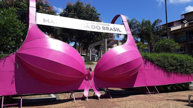 Peças gigantes ajudam a contar a história da cidade que se tornou polo da lingerie no País