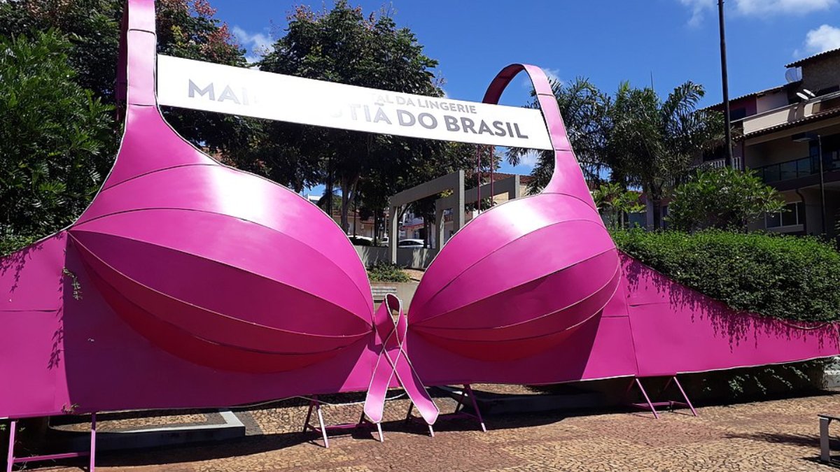 Peças gigantes ajudam a contar a história da cidade que se tornou polo da lingerie no País