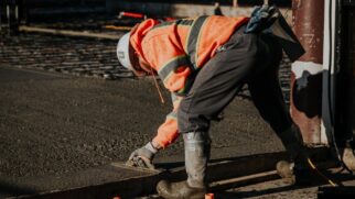 O material pronto dispensa cimento e água, acelerando a finalização do seu projeto e aliviando o custo final